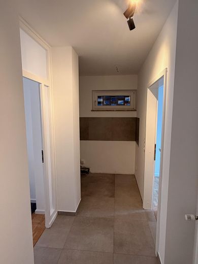 Provisionsfreie frisch renovierte EG-Wohnung mit Stellplatz nahe Wilhelmplatz und Schreventeich – Flur 1