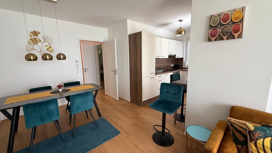 Voll möbliert, auch auf Zeit: exklusive 2-Zimmer-Gartenwohnung in Top-Lage in Freilassing – Esstisch mit Küche