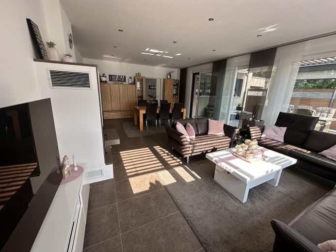 Wohnzimmer mit Kamin EG