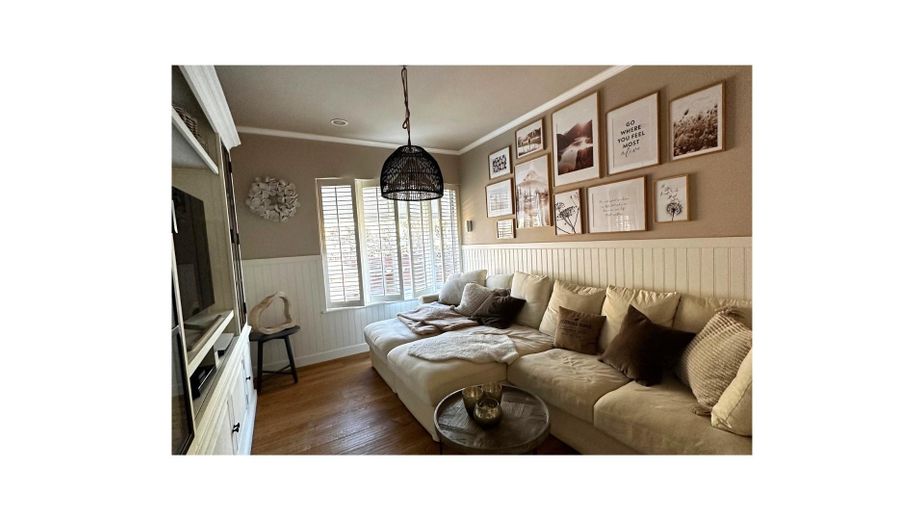 Traumhaus in der Eifel – Wohnzimmer / TV Raum