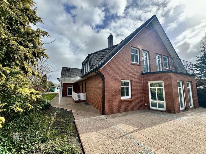 Top gepflegtes Einfamilienhaus mit Einliegerwohnung und Praxis in schöner Lage von Oldendorf – Blick vom Garten