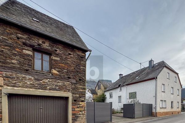MODERNISIERTES HAUS MIT GROßEN HOF UND POTENZIAL