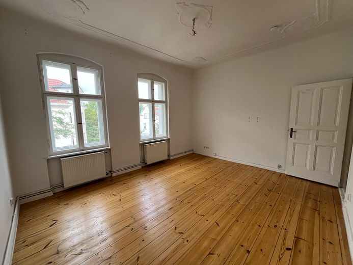 Sanierter Altbau, bezugsfrei, provisionsfrei – vom Eigentümer – Großzügiges Wohnzimmer
