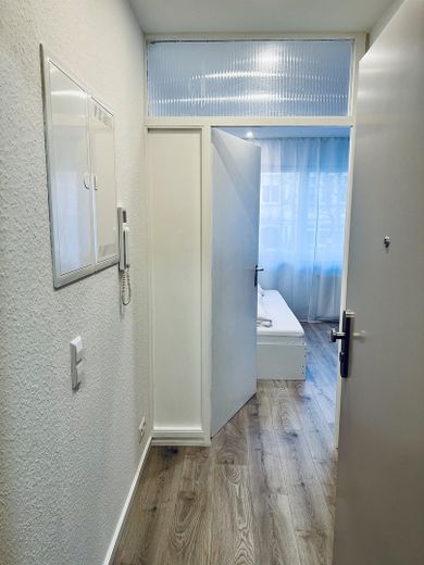 Moderne vollmöblierte 1-Zimmerwohnung mit Blick in die Stadt – Foto 2