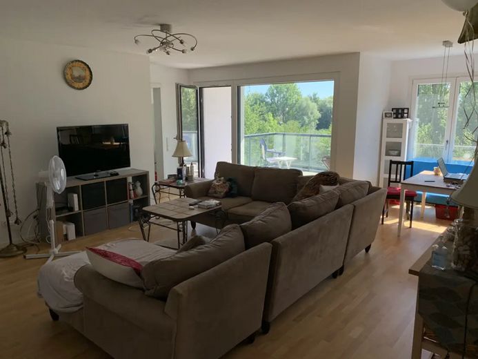 Lujo junto al lago Probstsee: 3,5 hab., cocina equipada, vestidor, garaje subterráneo | 7 min de Patch Barracks – Living room