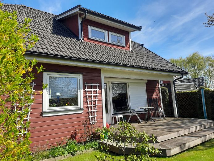 Skandinavisches Einfamilienhaus nahe dem Vogelpark und der Ostseeküste in M-V – Bankirai-Holz-Terrasse 21 m²