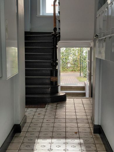 Sans commission pour l’acheteur ! Charmant appartement calme de 2 pièces au cœur de Winterhude – Treppenhaus