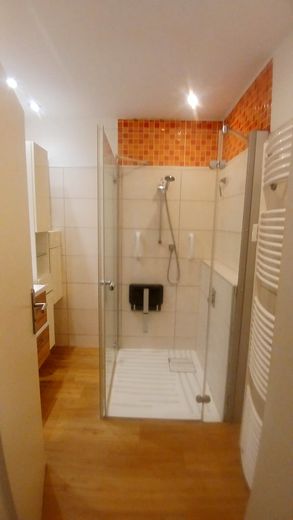 Provisionsfreier Wohntraum in Ohligs-Bestlage: Kernsaniert, bezugsfrei & ideal für Pendler! – Badezimmer (barrierefrei) 