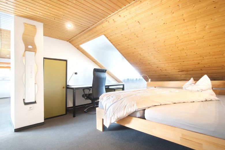 Ansprechend-gemütliche Dachgeschosswohnung mit schönem Balkon in ruhiger Wohnlage, gute Parkmöglichkeiten – 1e5b05e10d539d7ddc96418e7b8ef226e1f11b1d.jpg