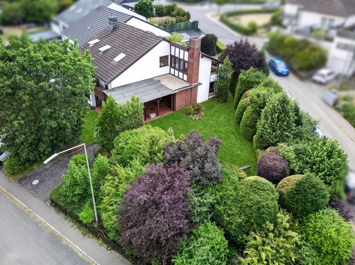 Großzügiges Wohnen mit schönem Garten – Einfamilienhaus mit Einliegerwohnung – Luftaufnahme