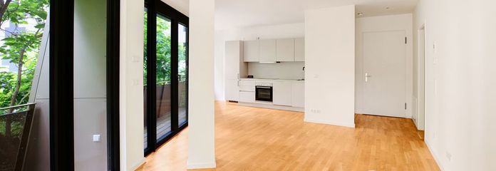 Helle 2 Zimmer Wohnung mit ca. 78m², EBK, Concierge und Gym in Berlin-Mitte! – Wohnzimmer mit EBK