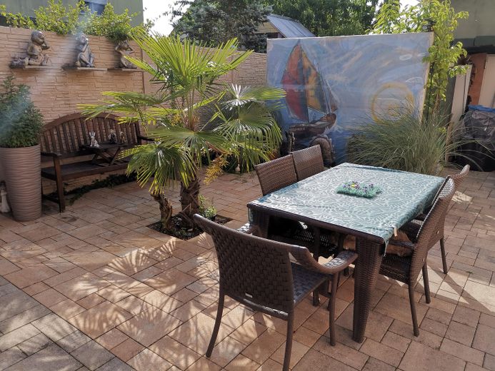 Hinter dem Haus, Platz zum Gri