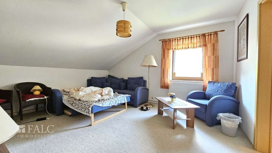 Attraktives Einfamilienhaus mit Doppelgarage, PV-Anlage und ausgebautem Keller – Wohnzimmer OG