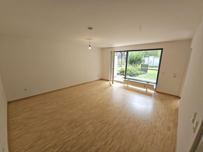 Maxvorstadt: Ruhige 1-Zimmer-Gartenwohnung in Toplage – nur 3 Min. zur U-Bahn! –  Wohn- und Esszimmer