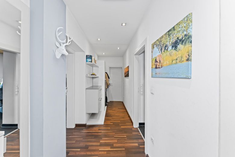Appartement moderne de 2,5 pièces à Großreuth bei Schweinau avec cuisine équipée et garage – Flur/Garderobe