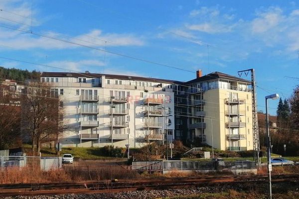 Inwestycja kapitałowa: Przytulne wynajęte mieszkanie 3-pokojowe z dużym sercem!
