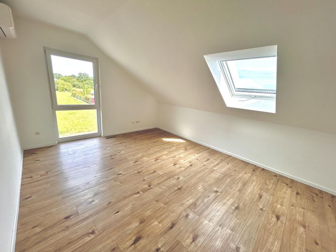 Luxus-Maisonette mit eigenem Eingang | Erstbezug | Klimaanlage | Wallbox | Einbauküche | 2 Bäder – Kind 2: Dachfenster mit Rollo