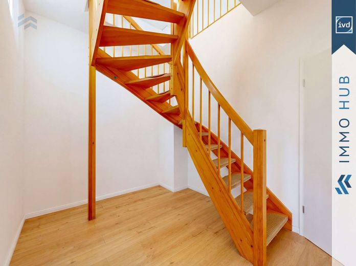 ++ Sofort bezugsfreie und frisch sanierte Maisonnette-Wohnung in Gohlis-Süd  ++ – 5728662-BvDzjScqEGNbF7MAiHDT8u3w-Treppe.jpg