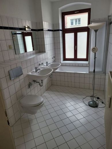 Großzügige 2-Zimmer mit Balkon, EBK, Wannenbad und Laminat in zentraler Lage! SP mgl. – PHOTO-2025-12-04-17-15-45_1