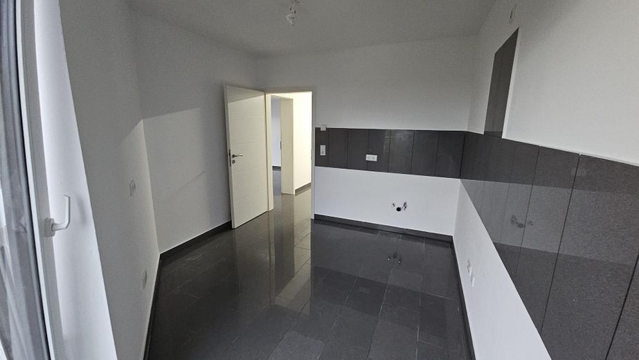 3,5-Zimmer-Wohnung in Bad Vilbel: Modernes Wohnen mit Dachboden – Küche