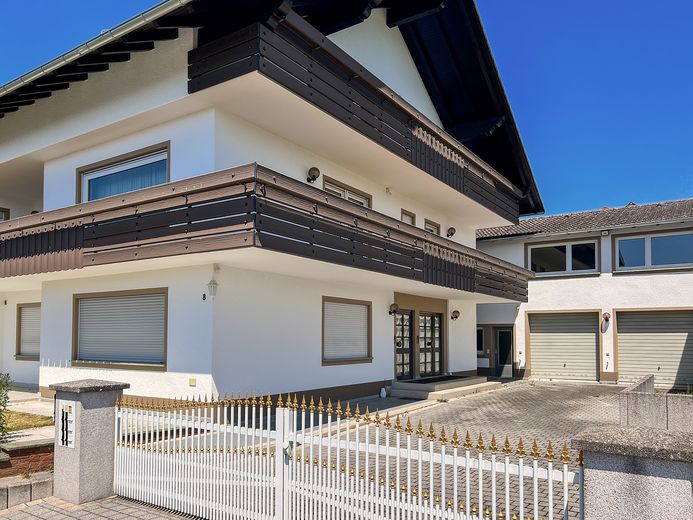 Hochwertiges Zweifamilienhaus, gehobene Ausstattung, Ausbaupotential, traumhafter Ausblick – Vorderseite Eingangsbereich