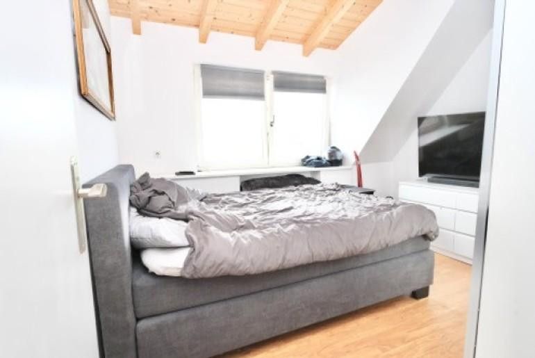 Exklusive 2 Zimmer DG Wohnung mit Loft-Charakter und zwei Dachterrassen in zentraler Lage – Schlafzimmer