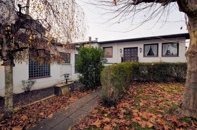 ** PREISREDUZIERUNG ** Wohn- und Geschäftshaus mit Gaststätte, Wohnung und Garagen in zentraler Lage – Wohn- und Geschäftshaus - Dassel - Heise Immobilien
