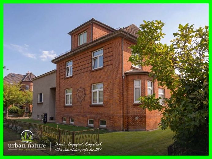 Viel Platz, viele Möglichkeiten – Mehrfamilienhaus mit Ausbaupotenzial, Garten und drei Garagen – Foto 1