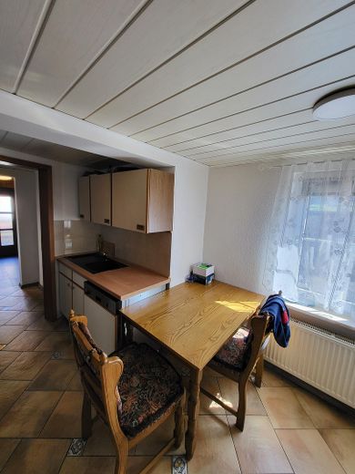 Günstiges, gepflegtes freistehendes Einfamilienhaus mit EBK in Kirchzell (Odw.) – Küche2