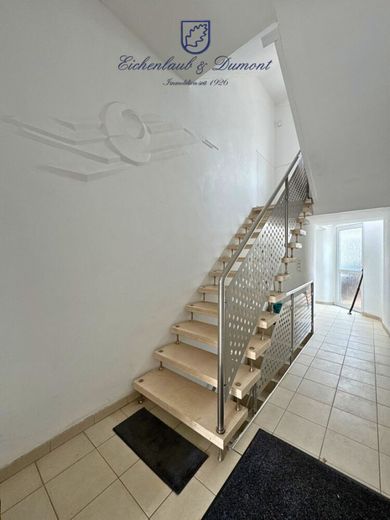 Großzügiges Haus, 410m² Gesamtfläche in ruhiger Seitenstraße von Saarbrücken-West – Treppenhaus