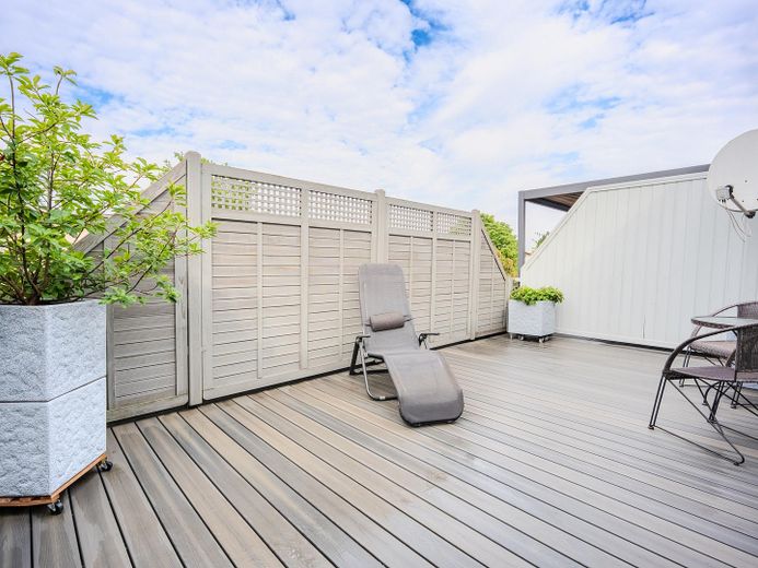 Südstadtpark'ta Ev – bahçeli ve çatı teraslı modern sıra ev – Dachterrasse