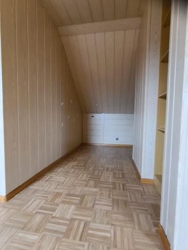 SOFORT BEZUGSFREI! Sehr geräumige lichtdurchflutete 4-Zi- Maisonette-Wohnung inkl. Balkon, Carport – Zimmer DG