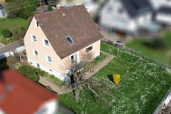 Freistehendes Einfamilienhaus mit großem Garten, Weitblick und sonnigem Familienflair