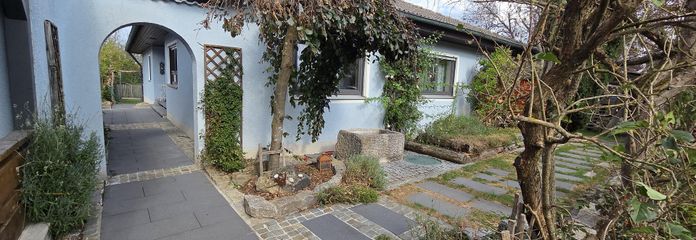 Großzügiges Bungalow-Wohnen mit Garten, gehobener Ausstattung und optionalem Zusatzbereich – Eingang