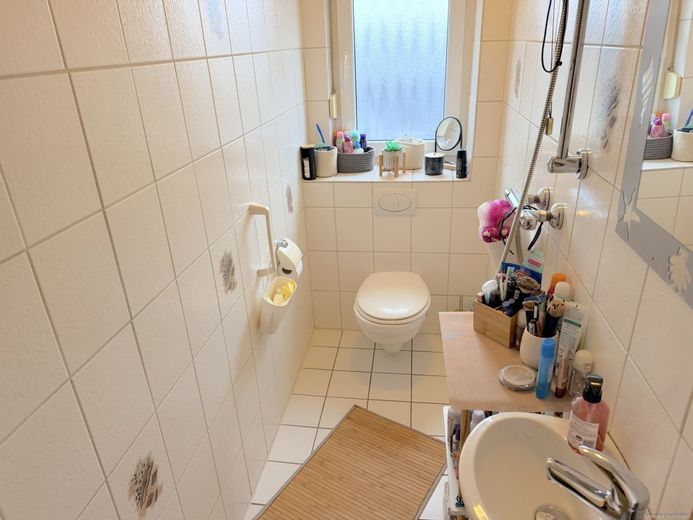 Gepflegtes Einfamilienhaus für große Familien oder zwei Wohnungen mit großem Garten – WC DG