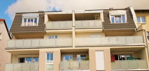 Wohnen und Arbeiten an einem Ort? Moderne Stadtwohnung mit Dachterrasse. – Balkonseite Innenhof