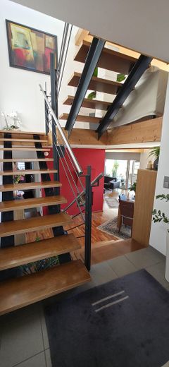 Hochwertiges Architektenhaus mit Wintergarten, Teich und 1.541 m² Grundstück in Albstadt-Tailfingen – Offene Treppe