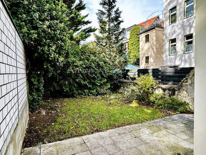 2-Raum-Altbauwohnung mit eigenem Garten & Terrasse, EBK, WG-geeignet – Weimar Altstadt – Garten