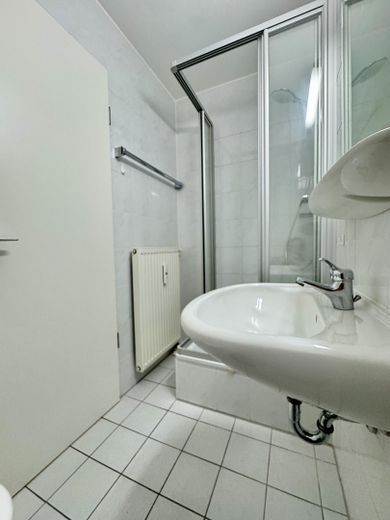 Familiengerecht – gut geschnittene 3-Zimmerwohnung in  München Schwabing-Freimann – Gästebad mit Dusche