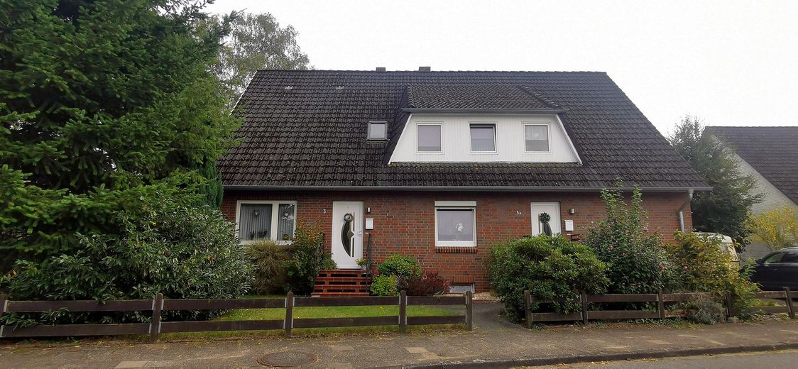 Mehrfamilienhaus provisionsfrei – 1 Einheit vermietet, 1 Einheit frei für Sie – Aussenansicht Straße
