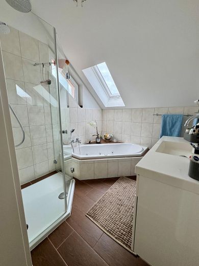 Pełen światła, starannie utrzymany dom jednorodzinny – Bad mit Badewanne und Dusche