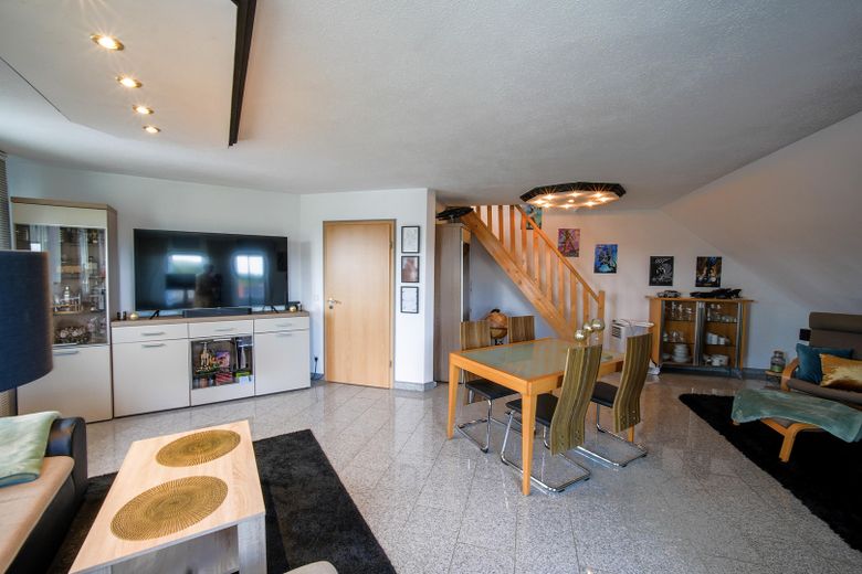 Außergewöhnliche 2-Zimmer-Dachgeschosswohnung mit Kamin, Vollbad, Balkon & ausgebautem Dachboden – Wohnzimmer_Bild2