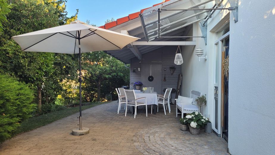 Freistehendes Familienhaus in ruhiger Sackgasse – 223 m², Dachstudio&separater Bürobereich – Überdachter Sitzplatz