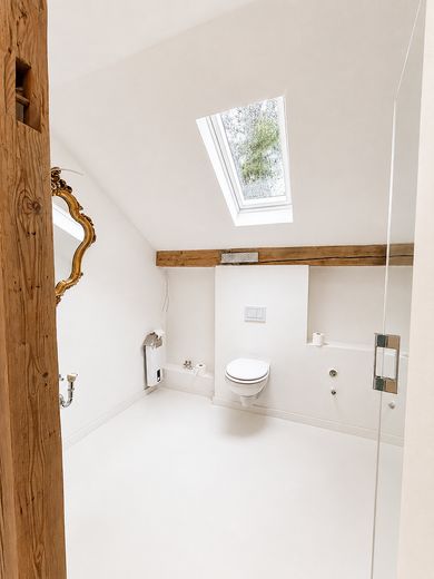 Kernsanierte Altbau-Perle in Nienstedten/Flottbek. Dachgeschosswohnung mit Stellplatz – Badezimmer 