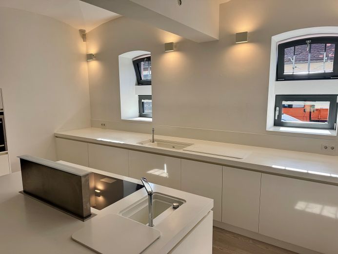 Designer Loft incl. Balcony & Terrace in a Listed Complex, Private Sale – Küche / Abzug offen