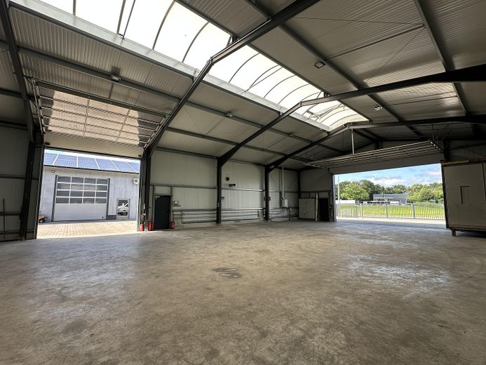 Immobile commerciale 2 capannoni 300 + 450 m² casa unifamiliare 188 m² – Halle 450 m² beide Tore