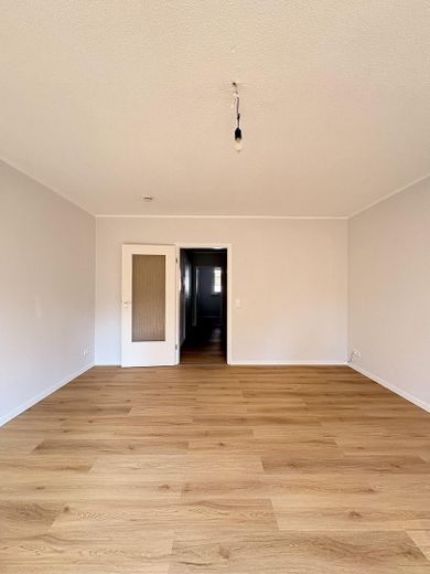 Helle 1,5-Zimmer Wohnung mit Einbauküche in EG, Alsfeld – Wohnraum zum Flur