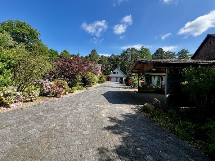 Einfahrt mit Carport