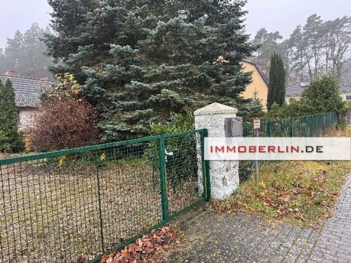 IMMOBERLIN.DE - Angenehmes Baugrundstück mit Bungalow in Südausrichtung & Harmonielage – Foto 1