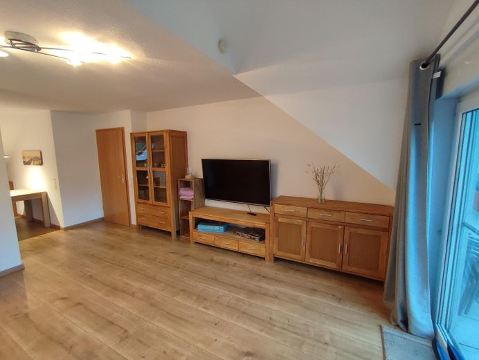 Provisionsfrei: Lichtdurchflutete DG-Wohnung mit 16 m² Dachterrasse, Aufzug & TG-Stellplatz – Wohnzimmer